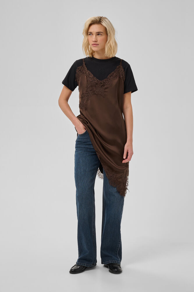 MWBrenda Lace Dress on hihaton ja feminiininen pitsimekko viistolla helmalla. Kauniit pitsiyksityiskohdat pääntiessä ja helmassa viimeistelevät mallin.