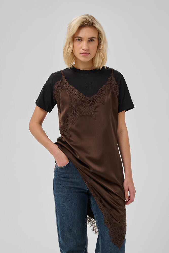 MWBrenda Lace Dress on hihaton ja feminiininen pitsimekko viistolla helmalla. Kauniit pitsiyksityiskohdat pääntiessä ja helmassa viimeistelevät mallin.