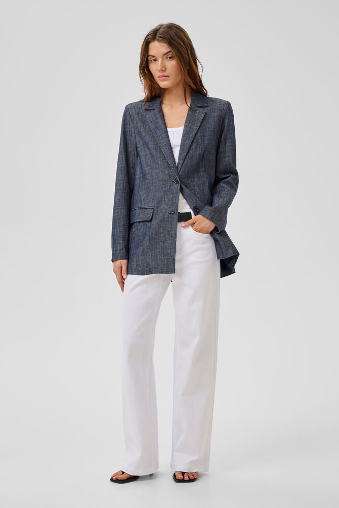 Blazer, jossa normaali istuvuus, yksirivinapitus. Tummansininen elävä pinta. Naisten mitoitus