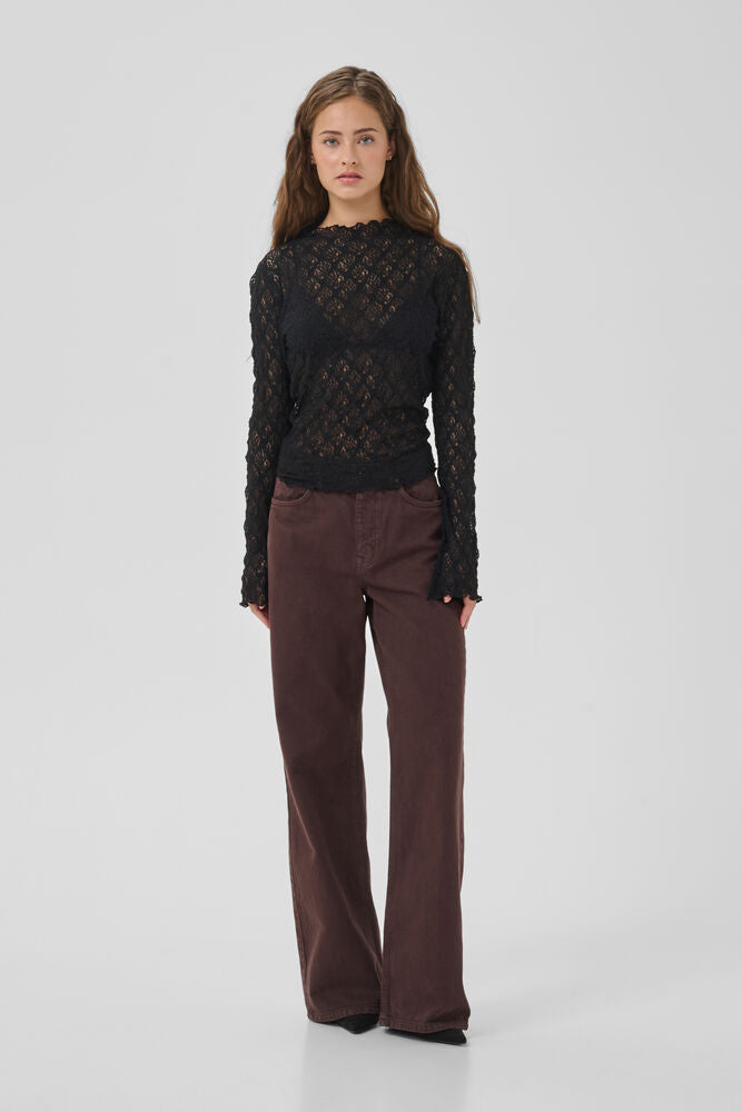 MWEtta Turtleneck Blouse on ohut musta läpikuultava pitsityylinen paita. Vartalonmyötäinen malli, poolokaulus ja kevyesti levenevät hihat.