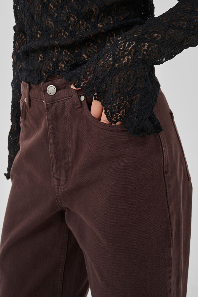 MWEtta Turtleneck Blouse on ohut musta läpikuultava pitsityylinen paita. Vartalonmyötäinen malli, poolokaulus ja kevyesti levenevät hihat.