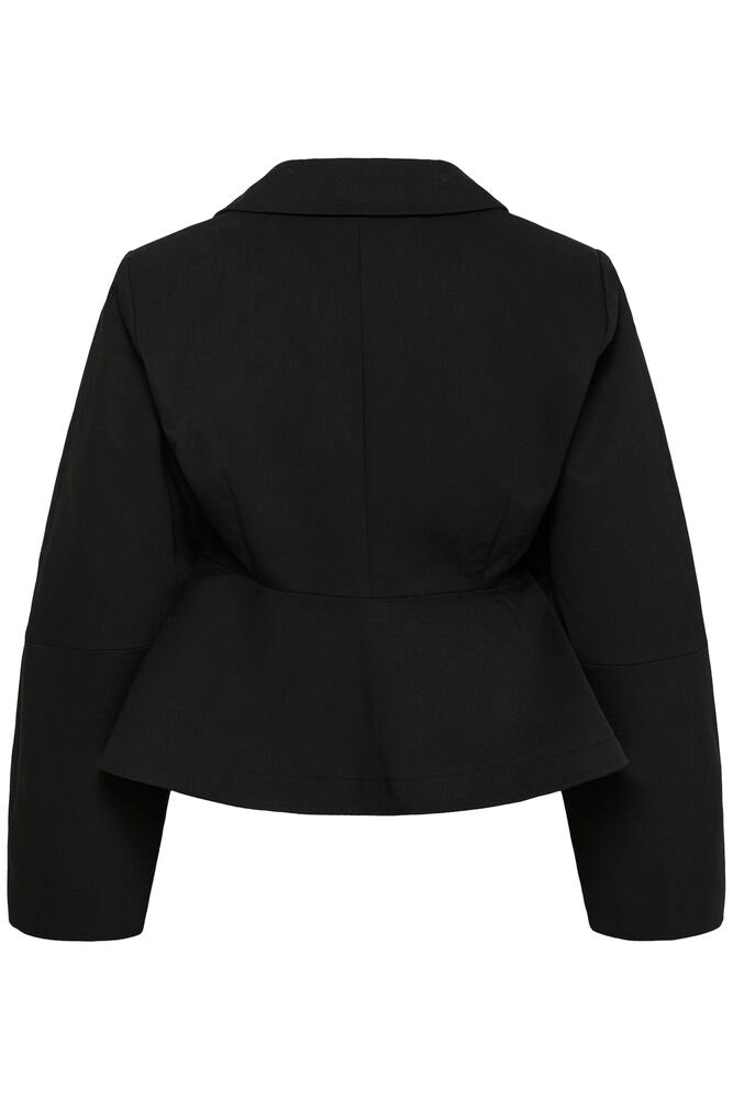  My Essential Wardrobe MWEvie Shaped Blazer on lyhyt naisellinen musta bleiseri, jossa on vyötäröä korostava leikkaus, balloon-henkiset hihat ja ajaton tyyli. 
