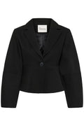 My Essential Wardrobe MWEvie Shaped Blazer on lyhyt naisellinen musta bleiseri, jossa on vyötäröä korostava leikkaus, balloon-henkiset hihat ja ajaton tyyli. 