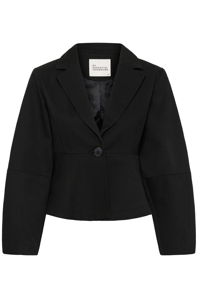 My Essential Wardrobe MWEvie Shaped Blazer on lyhyt naisellinen musta bleiseri, jossa on vyötäröä korostava leikkaus, balloon-henkiset hihat ja ajaton tyyli. 