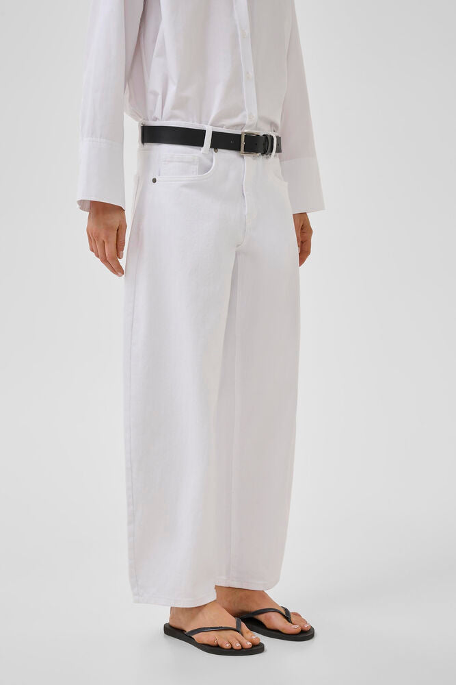 Naisten valkoiset puuvillaiset barrel farkut. Trendikkäät arkeen.