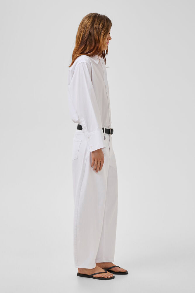 Naisten valkoiset puuvillaiset barrel farkut. Trendikkäät arkeen.