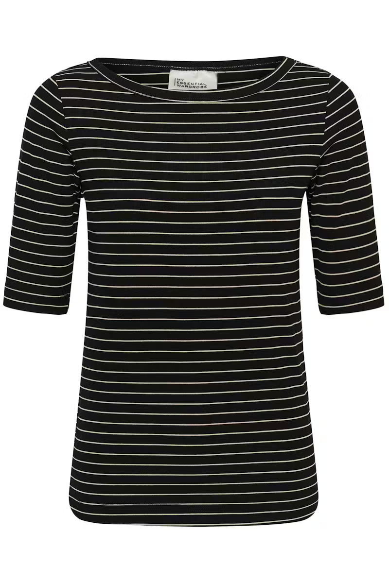 Musta/luonnonvaalea raidallinen t-paita boatneck kauluksella. Normaali istuvuus, kiva paita arkeen. Miellyttävä materiaali.