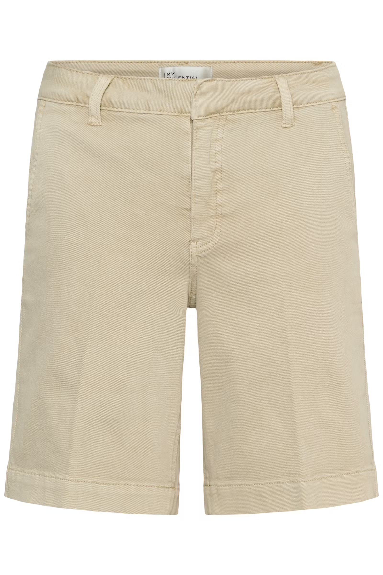 Naisten beige bermudahortsi arkeen ja pieneen menoon. Rento mutta siisti kesän luottovaate. Mitta juuri polven ylle/ polveen. 
