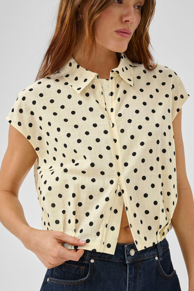 Lyhyt / boximallinen naisten puuvillainen paita, lyhythiha/ hihaton malli. Pallokuosi tuo trendikkyyttä asuun.