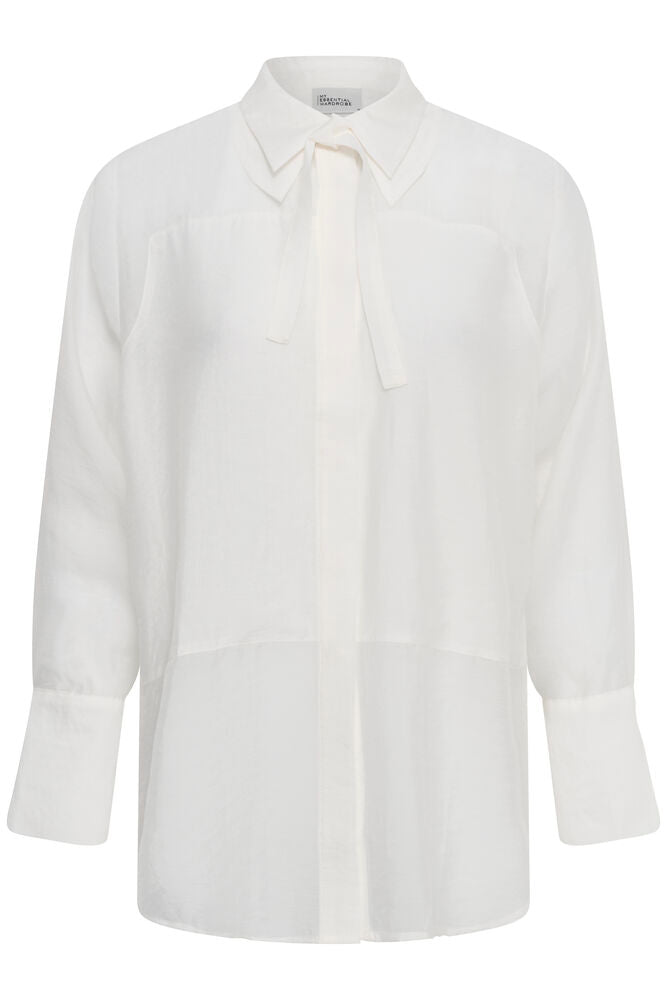 MWSmilla Oversize Shirt on kevyt ja läpikuultava oversize-paitis. Etupuolen tuplakangas lisää peittävyyttä, ja paitis toimii hyvin kerrostettuna.