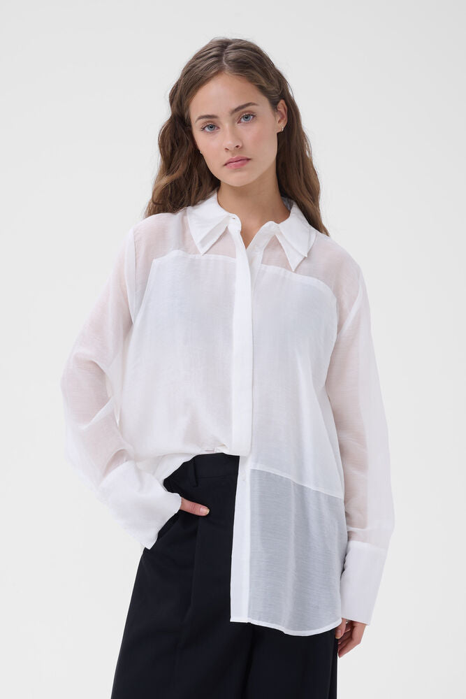 MWSmilla Oversize Shirt on kevyt ja läpikuultava oversize-paitis. Etupuolen tuplakangas lisää peittävyyttä, ja paitis toimii hyvin kerrostettuna.