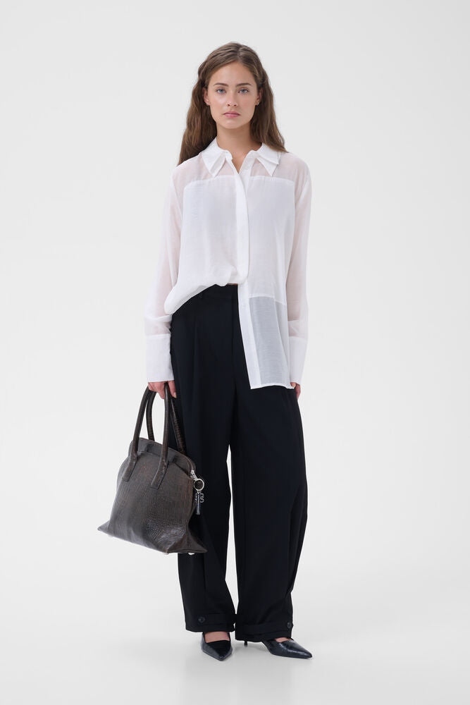 MWSmilla Oversize Shirt on kevyt ja läpikuultava oversize-paitis. Etupuolen tuplakangas lisää peittävyyttä, ja paitis toimii hyvin kerrostettuna.