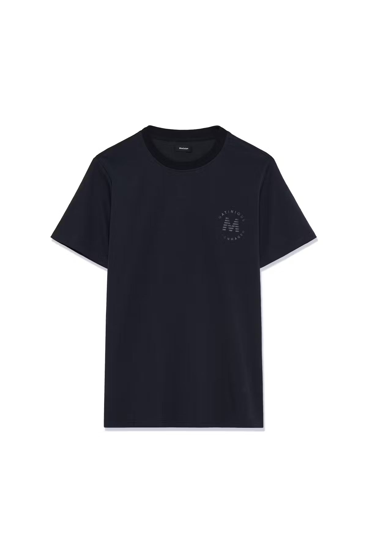 Tämä lyhythihainen T‑paita yhdistää klassisen istuvuuden ja pehmeän, miellyttävän pinnan. Tone to tone logo ja helpot värit tekevät paidasta ajattoman ja monikäyttöisen. Täydellinen arjen perusluottopaita, joka toimii niin kotona kuin töissä.