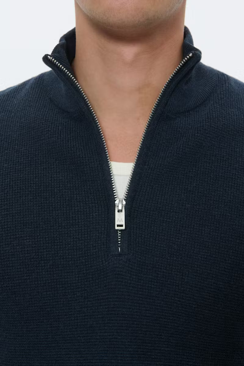 Matinique Malagoon half zip on klassinen ja rento neule, joka toimii täydellisesti arjessa. Pehmeä ja hengittävä kangas tuntuu miellyttävältä päällä.
