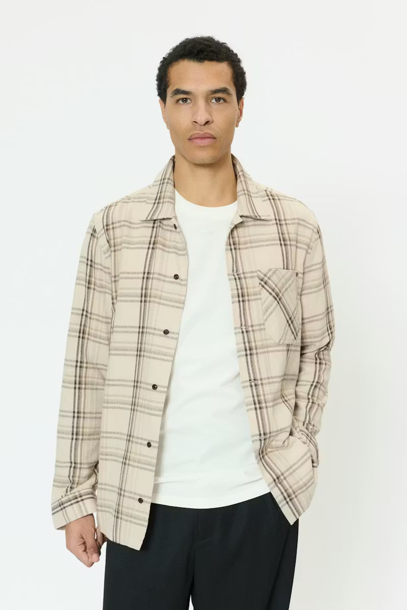 Tämä miesten flanellipaita on klassinen ja mukava valinta arkeen. Pehmeä puuvillakangas tuntuu miellyttävältä päällä ja tekee paidasta täydellisen niin kerrospukeutumiseen kuin sellaisenaan käytettäväksi.

Ajaton kauluspaita-malli, pitkät hihat ja nappikiinnitys luovat rennon mutta huolitellun ilmeen. Rintatasku ja lämmin Chocolate Brown -sävy viimeistelevät paidan klassisen tyylin. Helppo yhdistää farkkujen tai chinojen kanssa vapaa-ajan asuihin.
