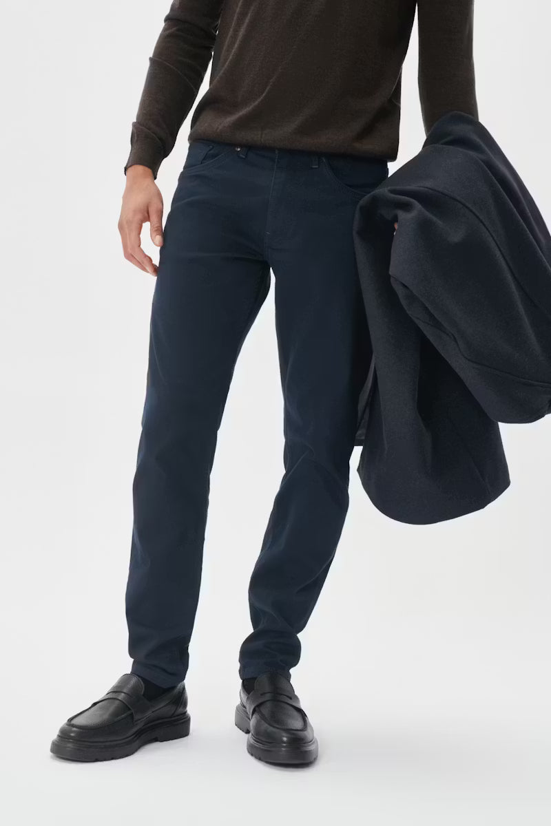 Nämä Matinique Mapete -housut yhdistävät klassisen tyylin ja erinomaisen käyttömukavuuden. Normaali vyötärö ja kapeat lahkeet luovat siistin ja huolitellun siluetin, joka sopii täydellisesti niin toimistolle kuin vapaa-ajalle.