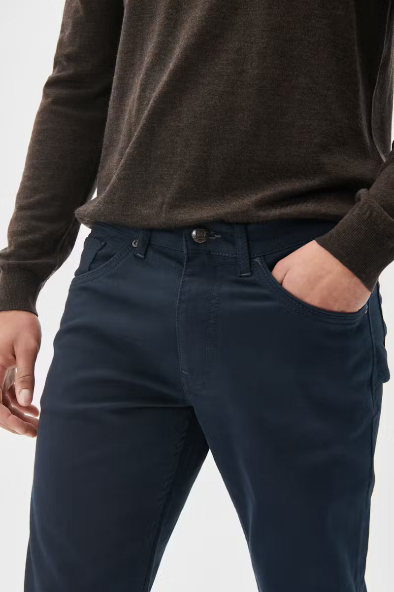 Nämä Matinique Mapete -housut yhdistävät klassisen tyylin ja erinomaisen käyttömukavuuden. Normaali vyötärö ja kapeat lahkeet luovat siistin ja huolitellun siluetin, joka sopii täydellisesti niin toimistolle kuin vapaa-ajalle.