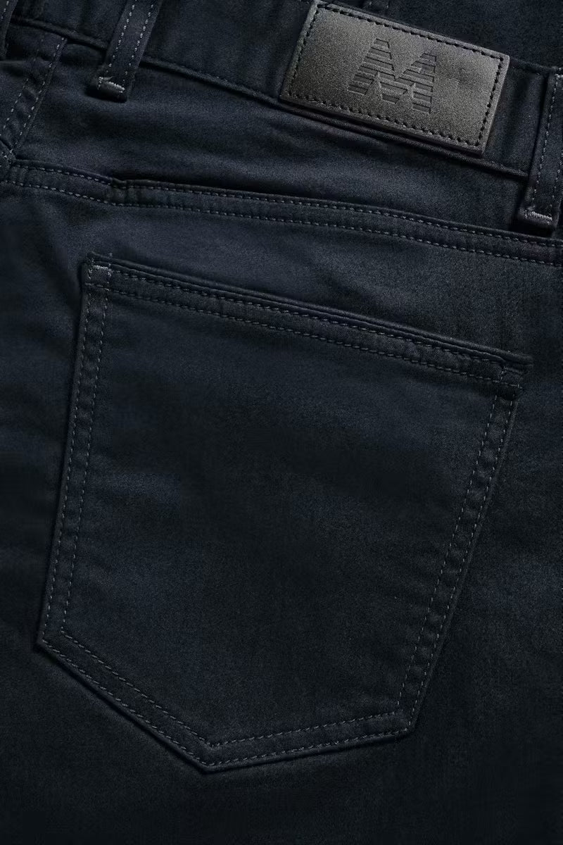 Nämä Matinique Mapete -housut yhdistävät klassisen tyylin ja erinomaisen käyttömukavuuden. Normaali vyötärö ja kapeat lahkeet luovat siistin ja huolitellun siluetin, joka sopii täydellisesti niin toimistolle kuin vapaa-ajalle.