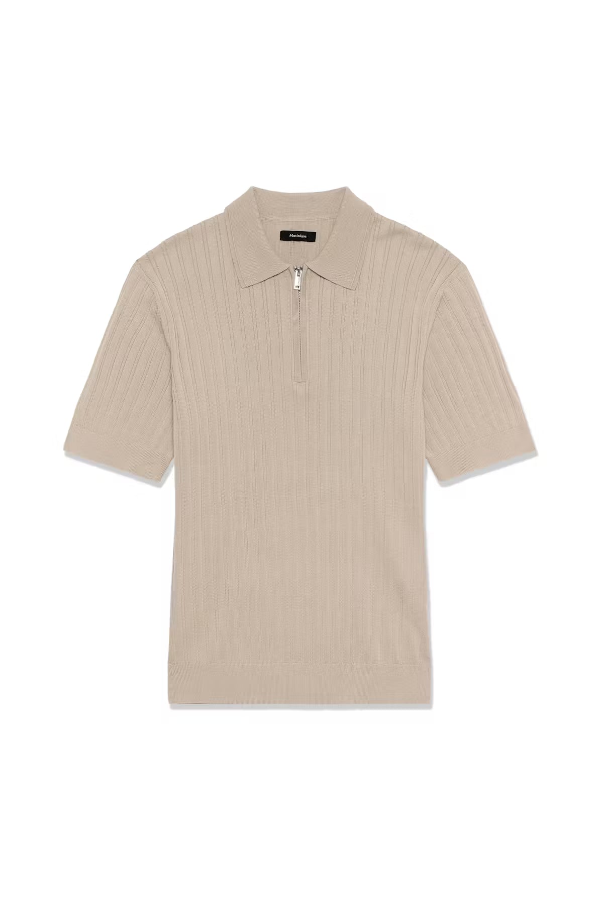 Tämä ribbineulos-polo yhdistää klassisen ilmeen ja modernin viimeistelyn. Puolivetoketju edessä ja siisti kaulus luovat raikkaan ja huolitellun siluetin, kun taas lyhyet hihat ja vartalonmyötäinen malli tuovat asuun trendikästä ilmettä.
