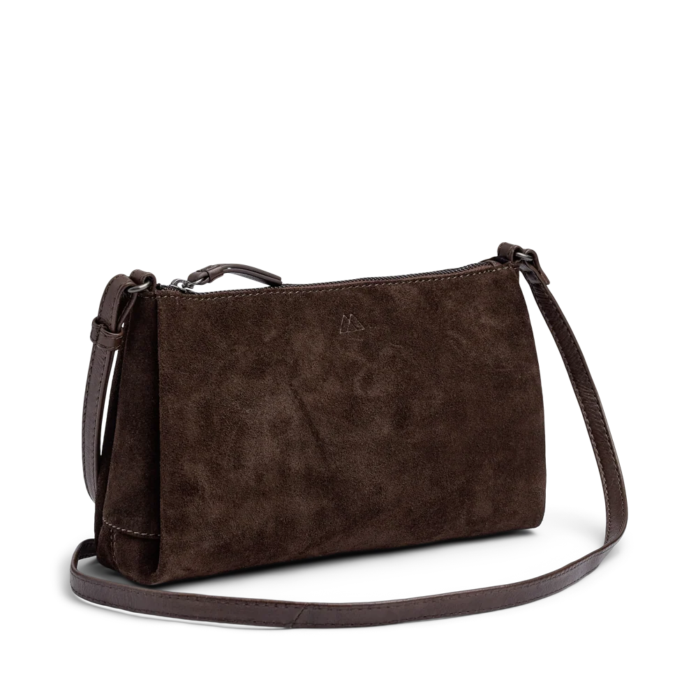 Markberg MarciMBG on kompakti tummanruskea mokkalaukku säädettävällä crossbody-hihnalla. Vetoketjukiinnitys ja sisätasku pitävät tärkeät tavarat mukana.