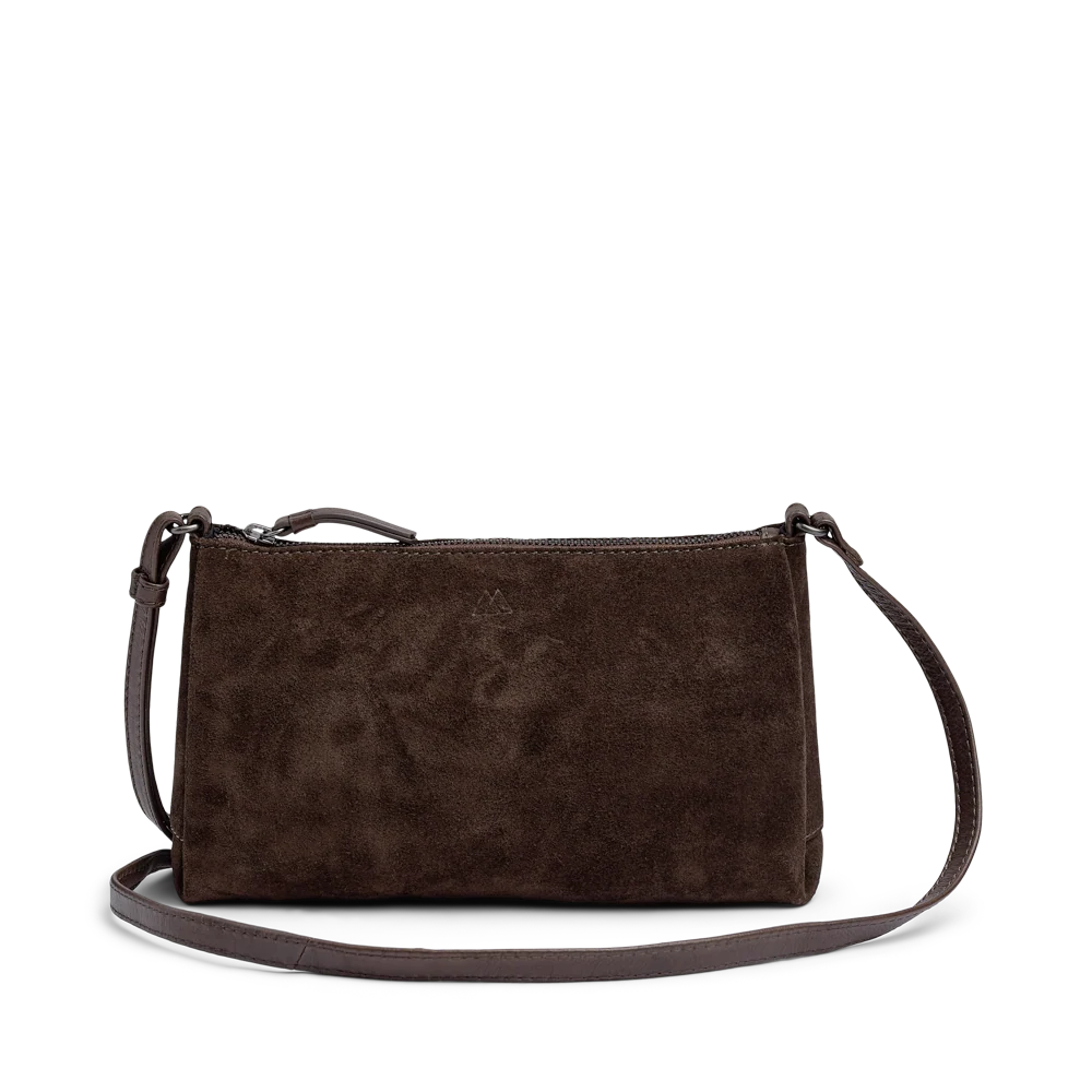Markberg MarciMBG on kompakti tummanruskea mokkalaukku säädettävällä crossbody-hihnalla. Vetoketjukiinnitys ja sisätasku pitävät tärkeät tavarat mukana.