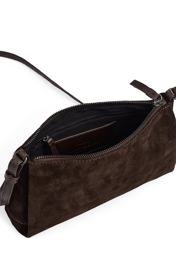 Markberg MarciMBG on kompakti tummanruskea mokkalaukku säädettävällä crossbody-hihnalla. Vetoketjukiinnitys ja sisätasku pitävät tärkeät tavarat mukana.