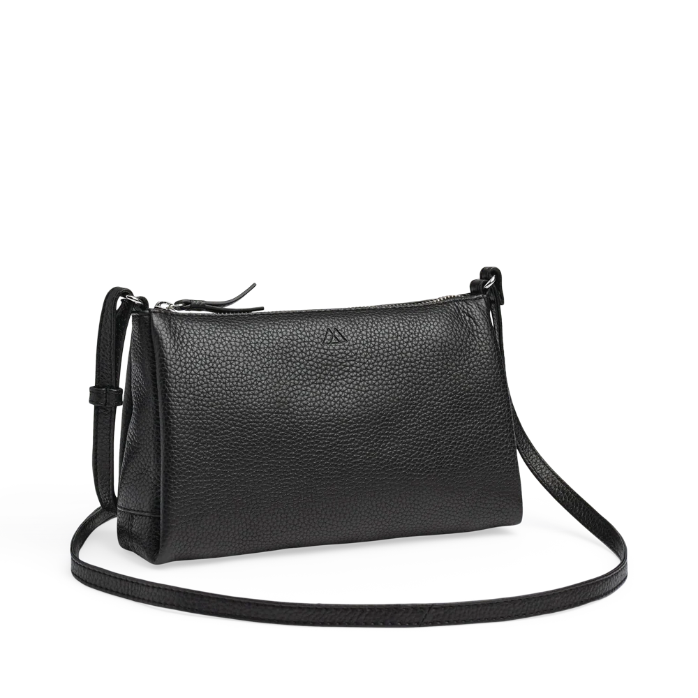 Markberg MarciMBG on kompakti musta nahkalaukku, säädettävällä crossbody-hihnalla. Vetoketjukiinnitys ja sisätasku pitävät tärkeät tavarat mukana. Katso lisää!