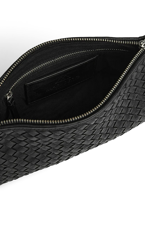 Markberg MarciMBG on kompakti musta nahkalaukku säädettävällä crossbody-hihnalla. Vetoketjukiinnitys ja sisätasku pitävät tärkeät tavarat mukana.