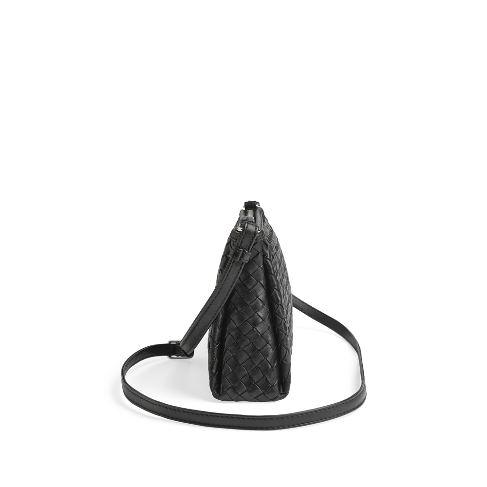 Markberg MarciMBG on kompakti musta nahkalaukku säädettävällä crossbody-hihnalla. Vetoketjukiinnitys ja sisätasku pitävät tärkeät tavarat mukana.