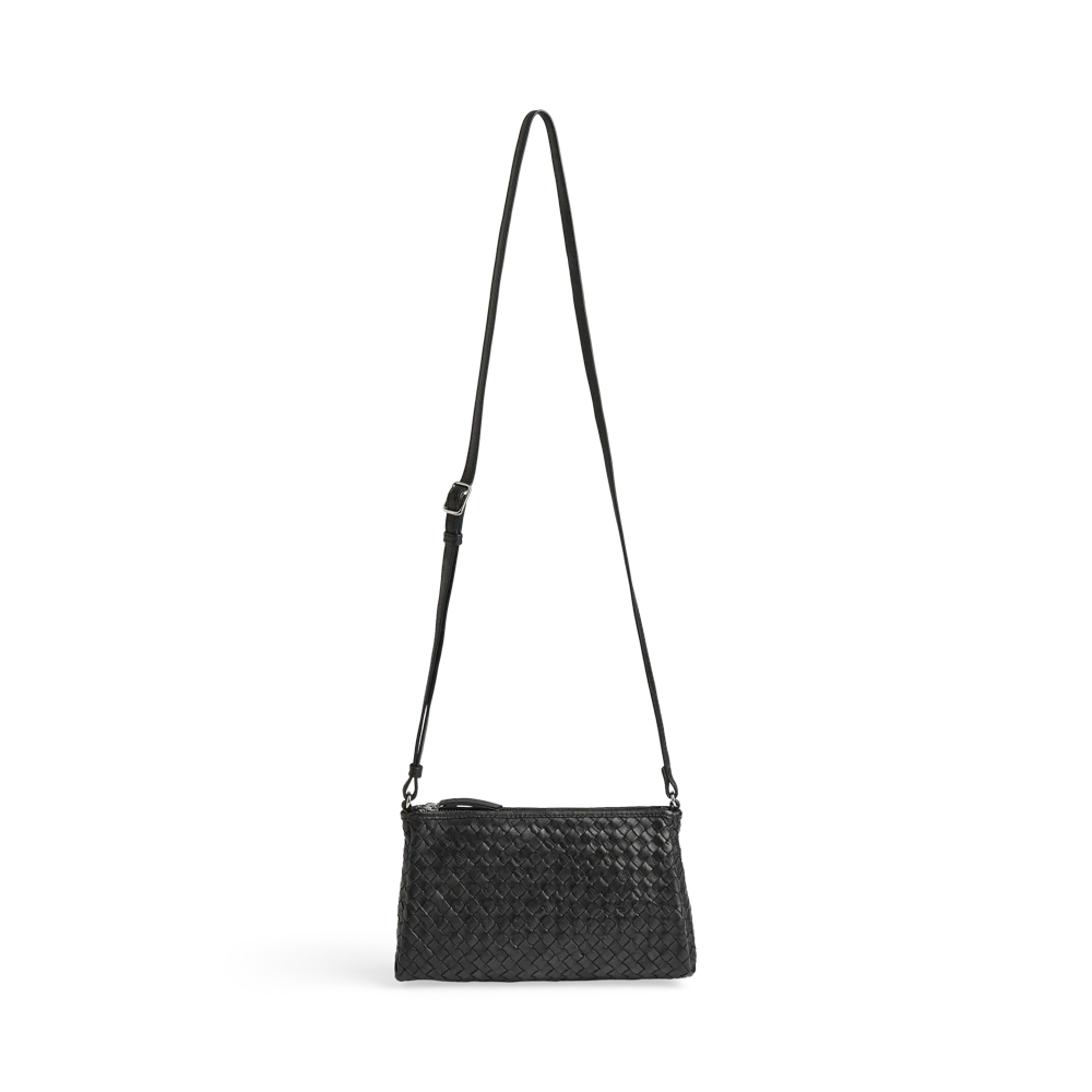 Markberg MarciMBG on kompakti musta nahkalaukku säädettävällä crossbody-hihnalla. Vetoketjukiinnitys ja sisätasku pitävät tärkeät tavarat mukana.