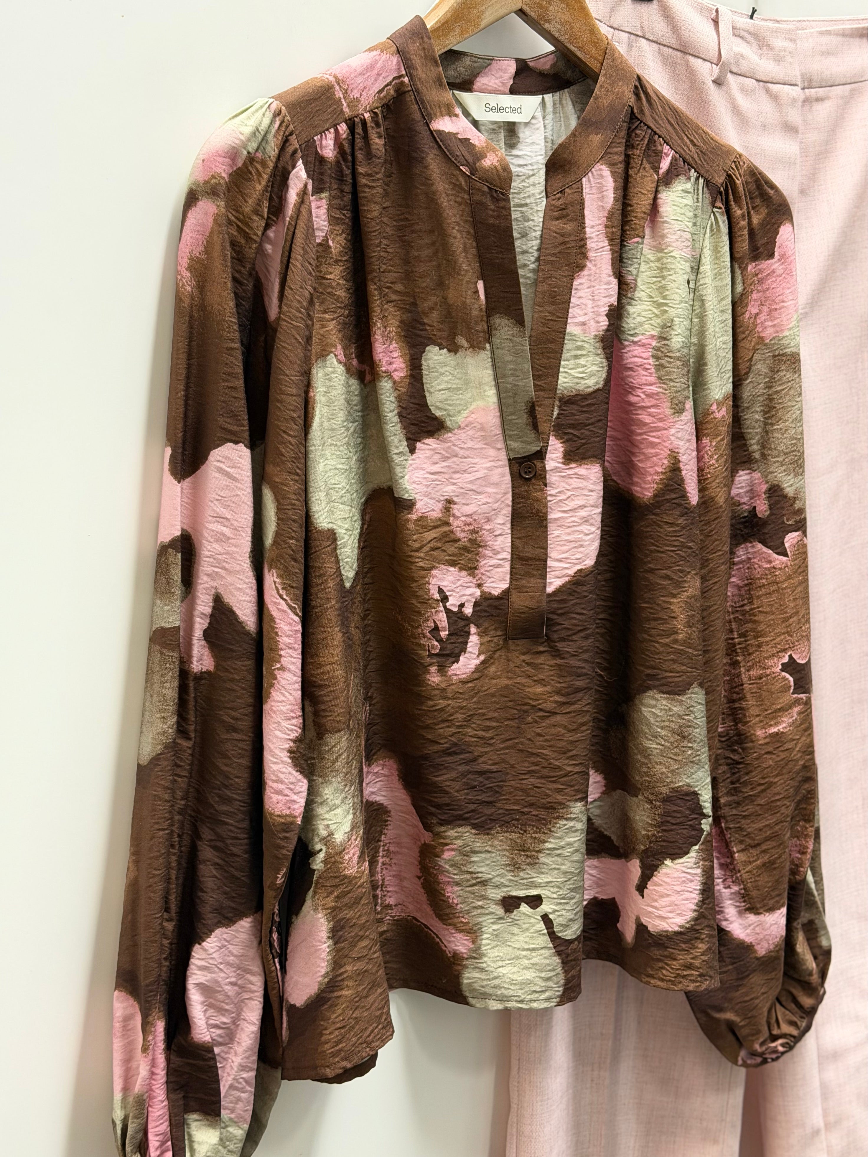 Kaunis kuosipaitis maltillisilla puhvihihoilla. Paidan mitta sopivasti vyötärön alapuolelle. Sopii käytettäväksi niin leveisiin kuin kapeisiin alaosiin.