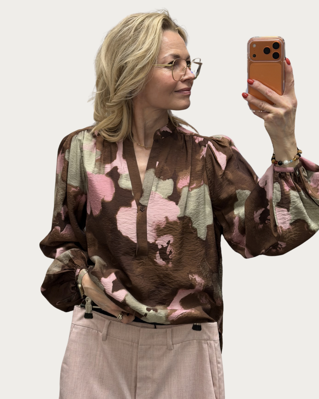 Kaunis kuosipaitis maltillisilla puhvihihoilla. Paidan mitta sopivasti vyötärön alapuolelle. Sopii käytettäväksi niin leveisiin kuin kapeisiin alaosiin.