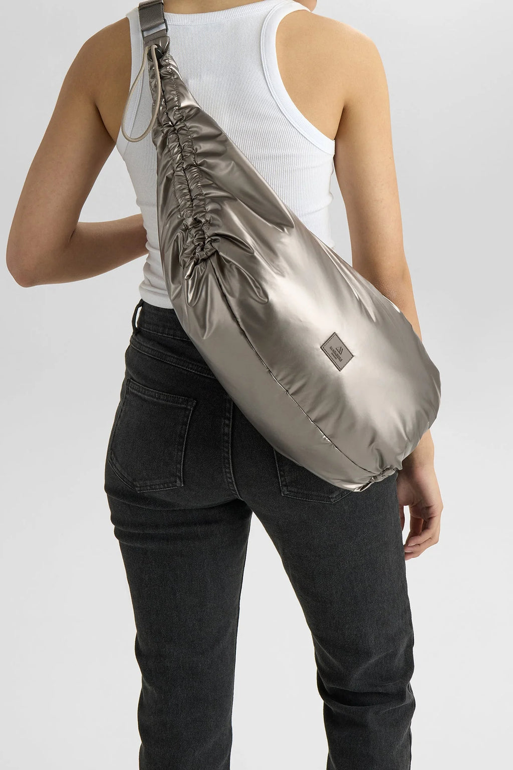 Tyylikäs ja tilava laukku, jonka ilme on rento ja urheilullinen. Täydellinen treenikassiksi tai jokapäiväiseen käyttöön, kun haluat laukun, joka seuraa mukana kaikessa menossa.