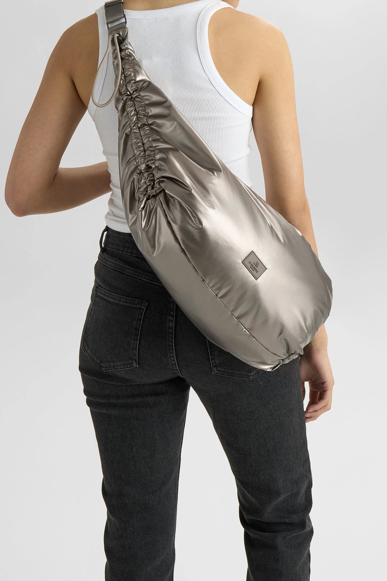 Tyylikäs ja tilava laukku, jonka ilme on rento ja urheilullinen. Täydellinen treenikassiksi tai jokapäiväiseen käyttöön, kun haluat laukun, joka seuraa mukana kaikessa menossa.