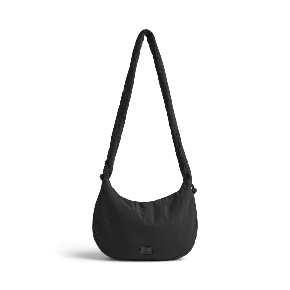 Tämä tyylikäs ja samalla leikkisä crossbody-laukku yhdistää käytännöllisyyden ja kivan ilmeen. Pehmeästi topattu, rypytetty hihna ja säädettävä nyöritys tuovat laukkuun trendikkään twistin.