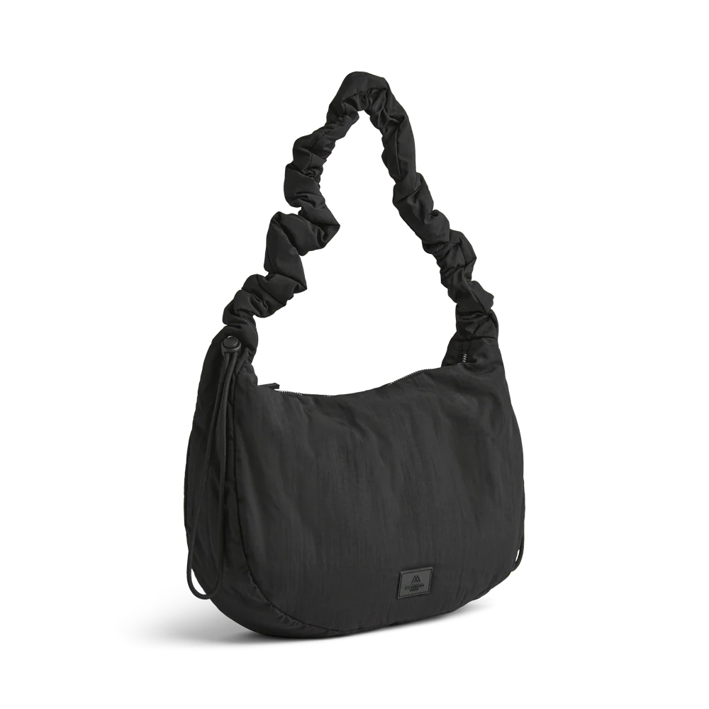 Tämä tyylikäs ja samalla leikkisä crossbody-laukku yhdistää käytännöllisyyden ja kivan ilmeen. Pehmeästi topattu, rypytetty hihna ja säädettävä nyöritys tuovat laukkuun trendikkään twistin.