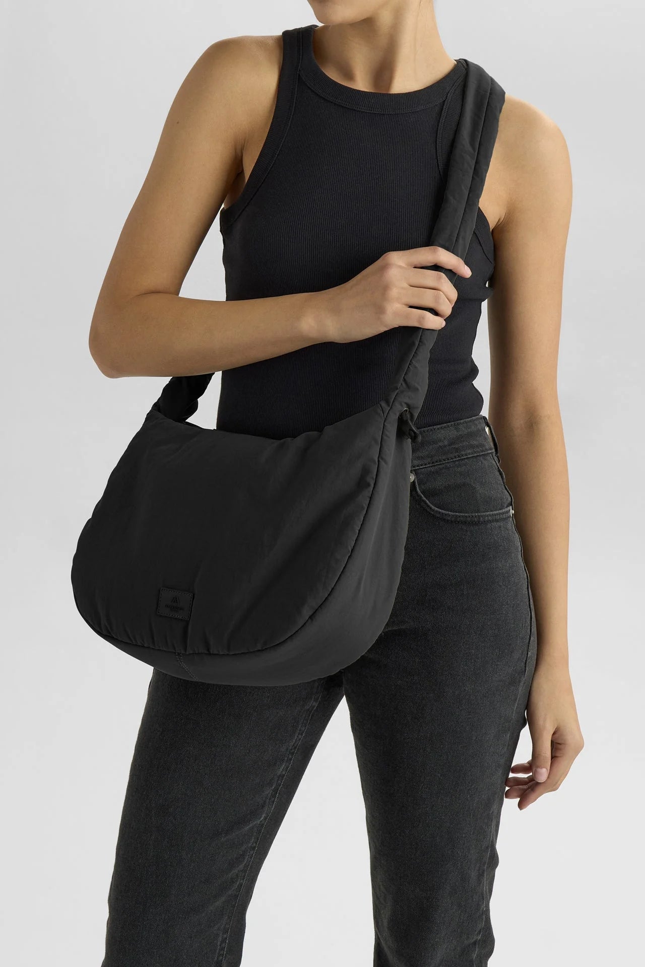 Tämä tyylikäs ja samalla leikkisä crossbody-laukku yhdistää käytännöllisyyden ja kivan ilmeen. Pehmeästi topattu, rypytetty hihna ja säädettävä nyöritys tuovat laukkuun trendikkään twistin.