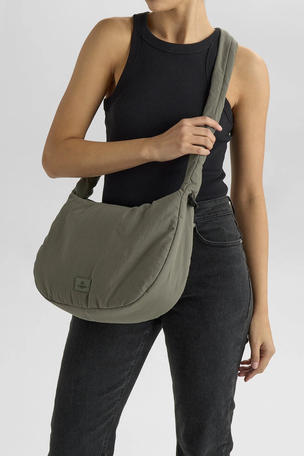 Tämä tyylikäs ja samalla leikkisä crossbody-laukku yhdistää käytännöllisyyden ja kivan ilmeen. Pehmeästi topattu, rypytetty hihna ja säädettävä nyöritys tuovat laukkuun trendikkään twistin.