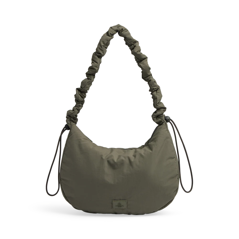 Tämä tyylikäs ja samalla leikkisä crossbody-laukku yhdistää käytännöllisyyden ja kivan ilmeen. Pehmeästi topattu, rypytetty hihna ja säädettävä nyöritys tuovat laukkuun trendikkään twistin.