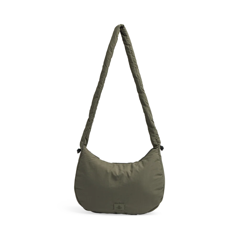 Tämä tyylikäs ja samalla leikkisä crossbody-laukku yhdistää käytännöllisyyden ja kivan ilmeen. Pehmeästi topattu, rypytetty hihna ja säädettävä nyöritys tuovat laukkuun trendikkään twistin.