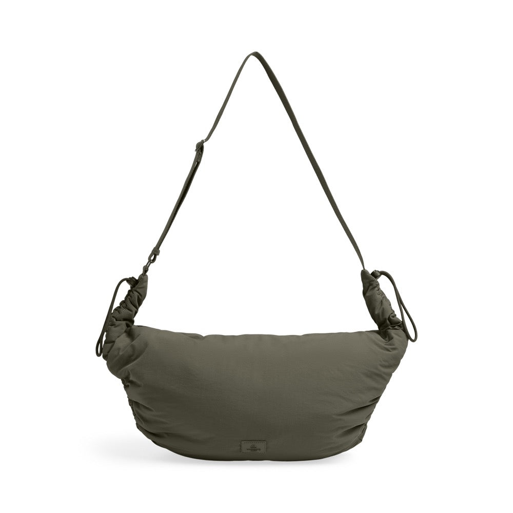 Tyylikäs ja tilava laukku, jonka ilme on rento ja urheilullinen. Täydellinen treenikassiksi tai jokapäiväiseen käyttöön, kun haluat laukun, joka seuraa mukana kaikessa menossa.