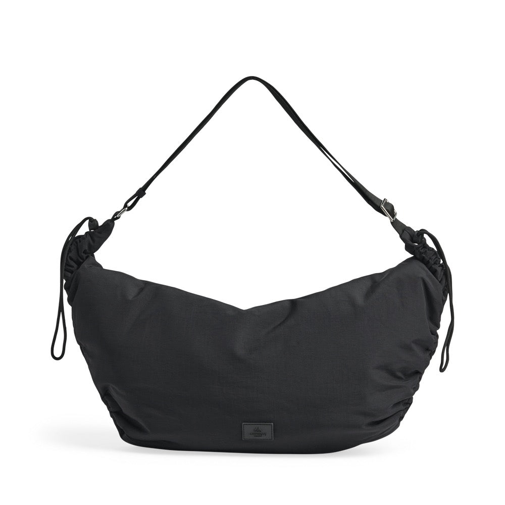 Tyylikäs ja tilava laukku, jonka ilme on rento ja urheilullinen. Täydellinen treenikassiksi tai jokapäiväiseen käyttöön, kun haluat laukun, joka seuraa mukana kaikessa menossa.