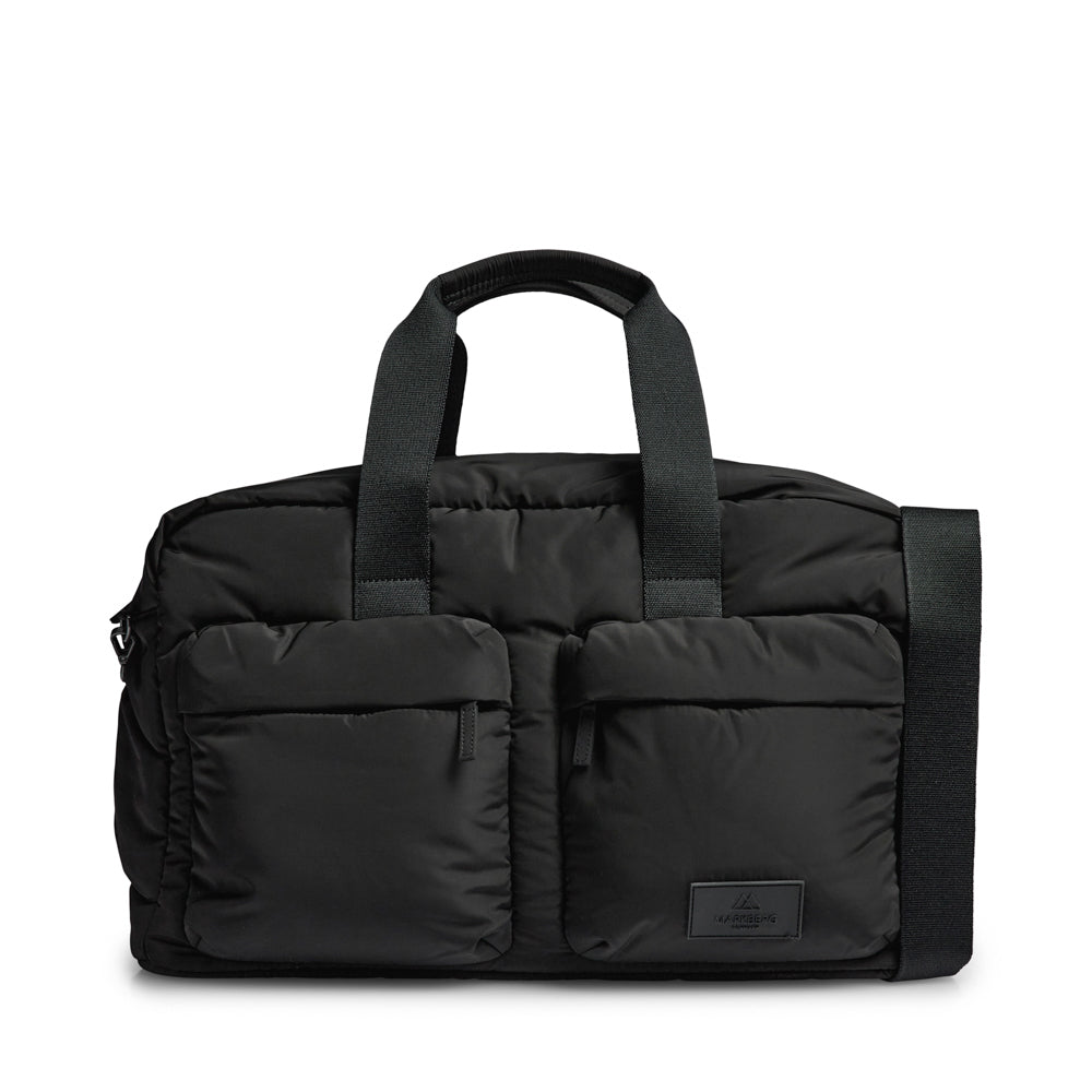 Tilava MoreMBG Weekend Bag -viikonloppulaukku kierrätetystä polyesteristä. 32 l, vettähylkivä pinta, taskuja ja säädettävä olkahihna.