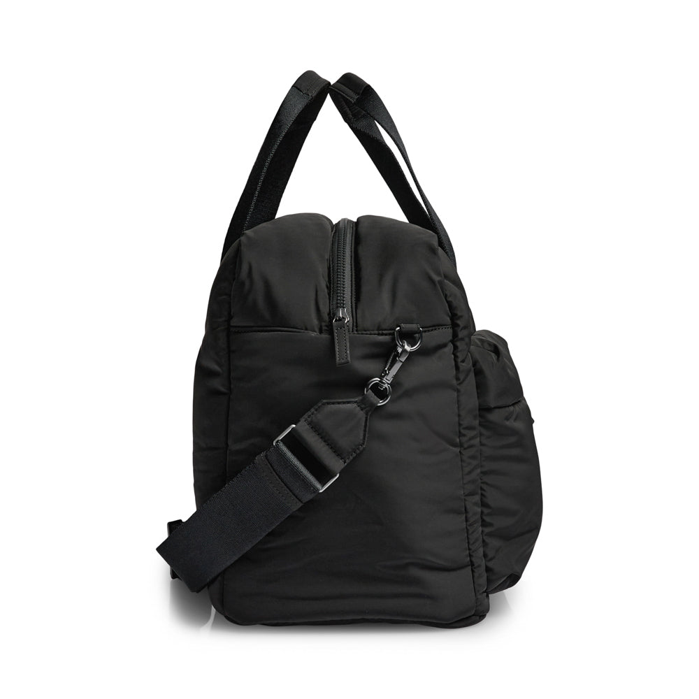 Tilava MoreMBG Weekend Bag -viikonloppulaukku kierrätetystä polyesteristä. 32 l, vettähylkivä pinta, taskuja ja säädettävä olkahihna.