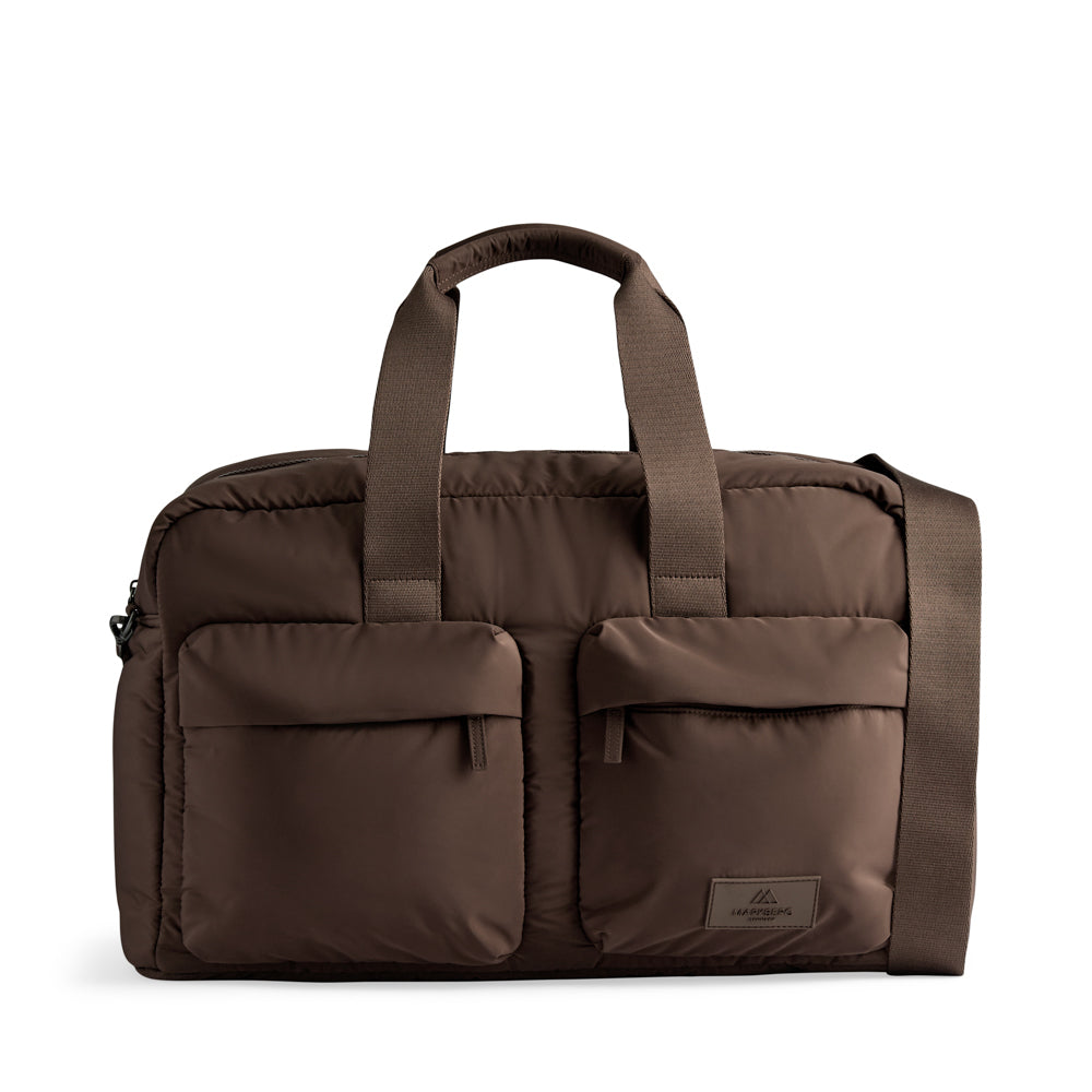 Tilava MoreMBG Weekend Bag -viikonloppulaukku kierrätetystä polyesteristä. 32 l, vettähylkivä pinta, taskuja ja säädettävä olkahihna.