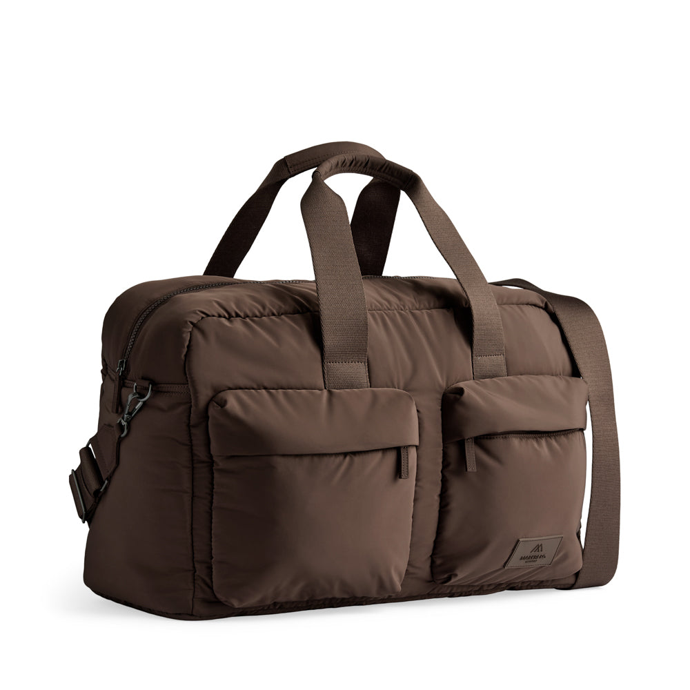 Tilava MoreMBG Weekend Bag -viikonloppulaukku kierrätetystä polyesteristä. 32 l, vettähylkivä pinta, taskuja ja säädettävä olkahihna.