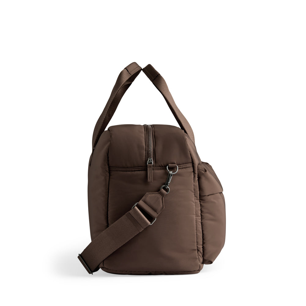 Tilava MoreMBG Weekend Bag -viikonloppulaukku kierrätetystä polyesteristä. 32 l, vettähylkivä pinta, taskuja ja säädettävä olkahihna.