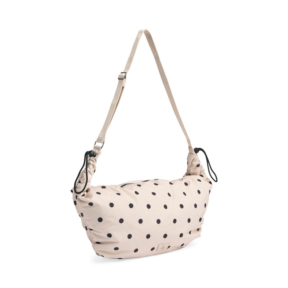 Tyylikäs ja tilava laukku, jonka ilme on rento ja urheilullinen. Täydellinen treenikassiksi tai jokapäiväiseen käyttöön, kun haluat laukun, joka seuraa mukana kaikessa menossa.