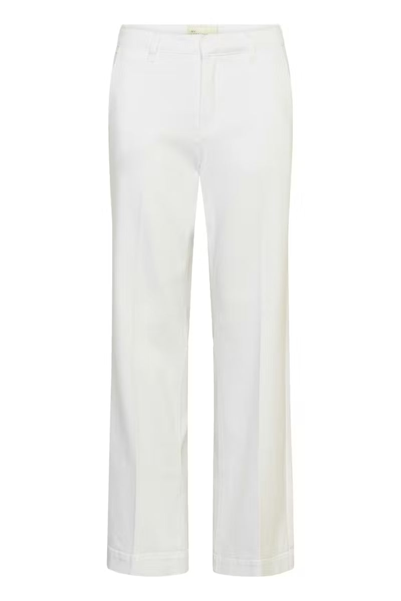 My Essential Wardrobe Lara-housut yhdistävät rennon istuvuuden ja siistin ilmeen. Leveä, suora lahje ajattomaan pukeutumiseen, joka toimii niin arjessa kuin huolitellummissa asukokonaisuuksissa.