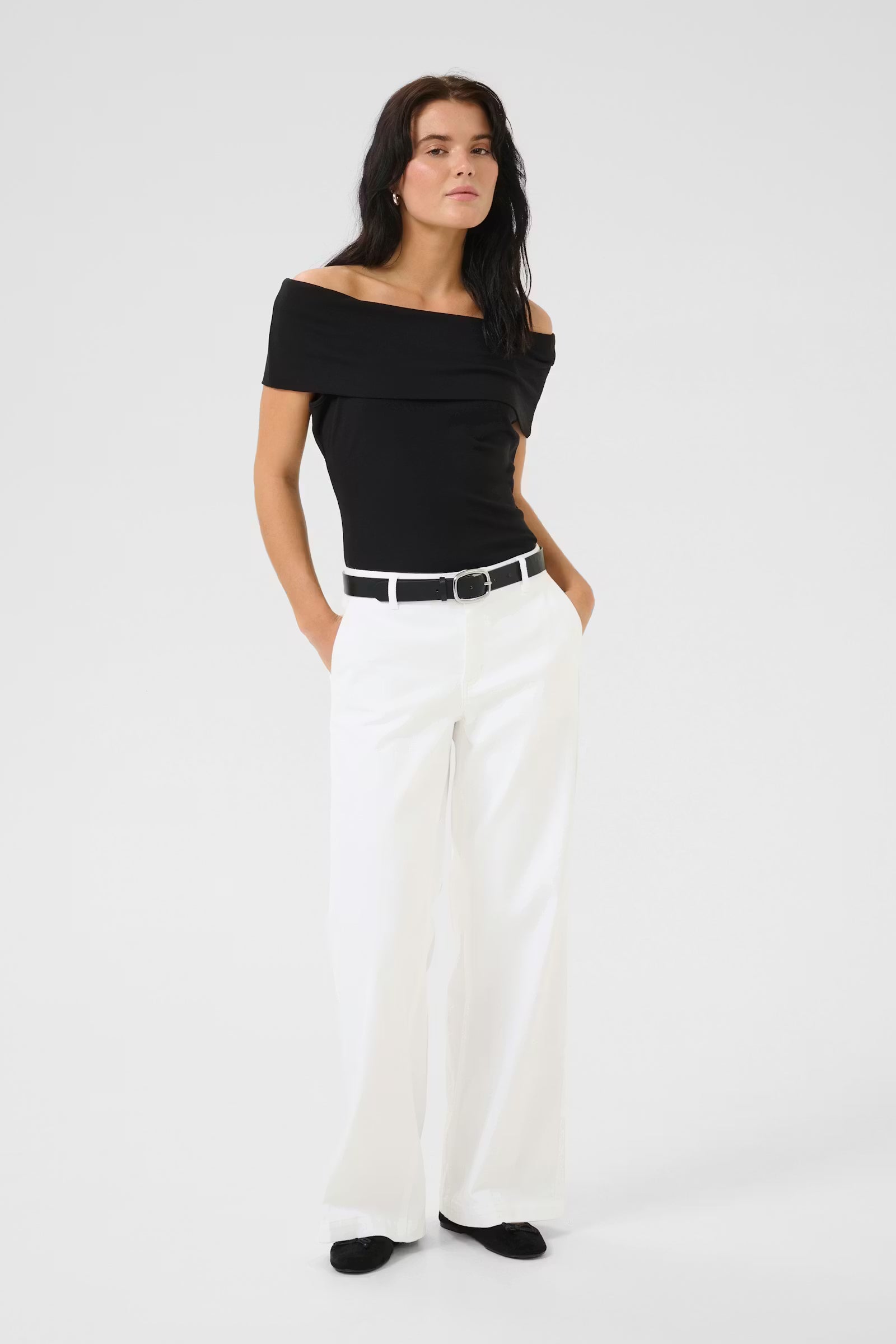 My Essential Wardrobe Lara-housut yhdistävät rennon istuvuuden ja siistin ilmeen. Leveä, suora lahje ajattomaan pukeutumiseen, joka toimii niin arjessa kuin huolitellummissa asukokonaisuuksissa.